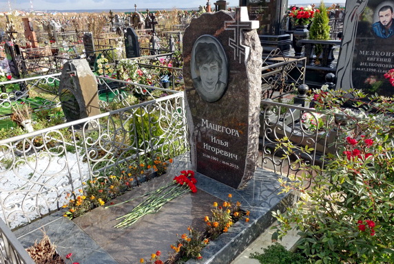 Вертикальный памятник с цветником необычной формы